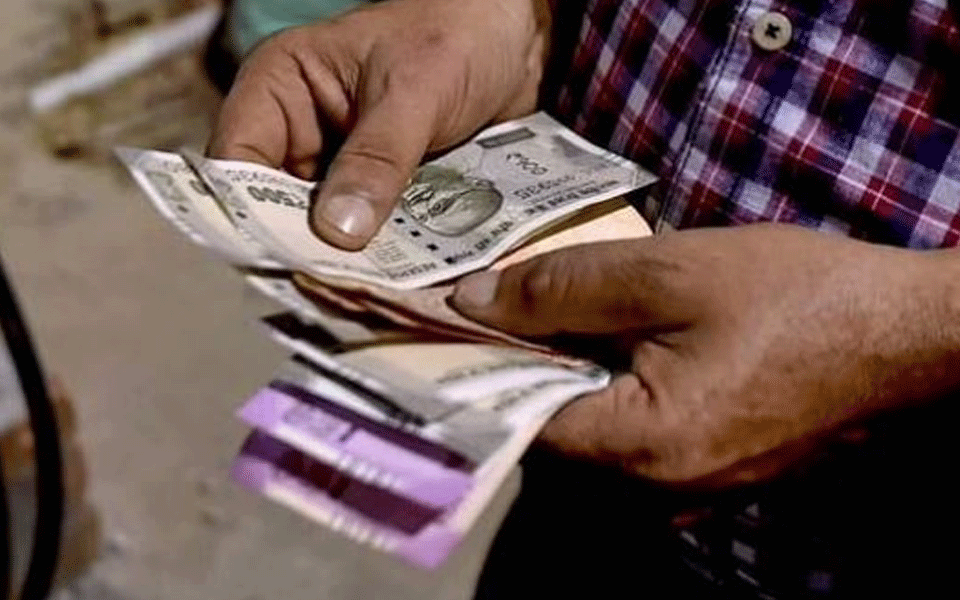 Karnataka: KAS Officers caught red-handed by Lokayukta whilst returning bribe money
