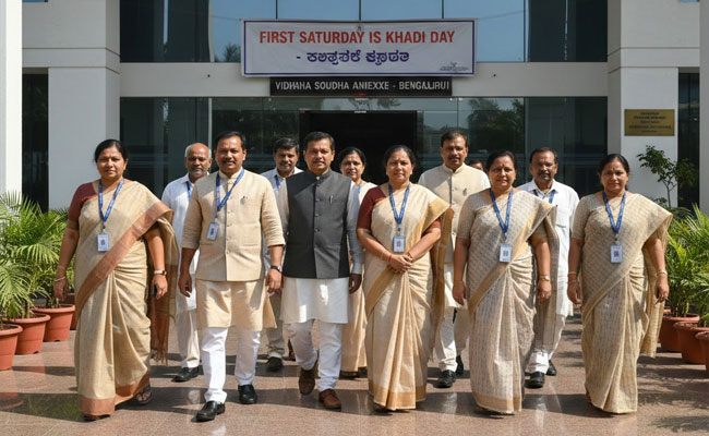 K'taka govt officers, employees to wear Khadi to work on first Saturday