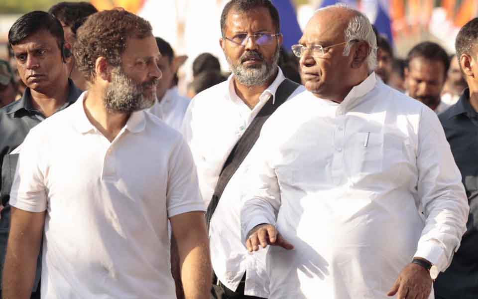 Mallikarjun Kharge joins Rahul Gandhi in 'Bharat Jodo Yatra' in Karnataka