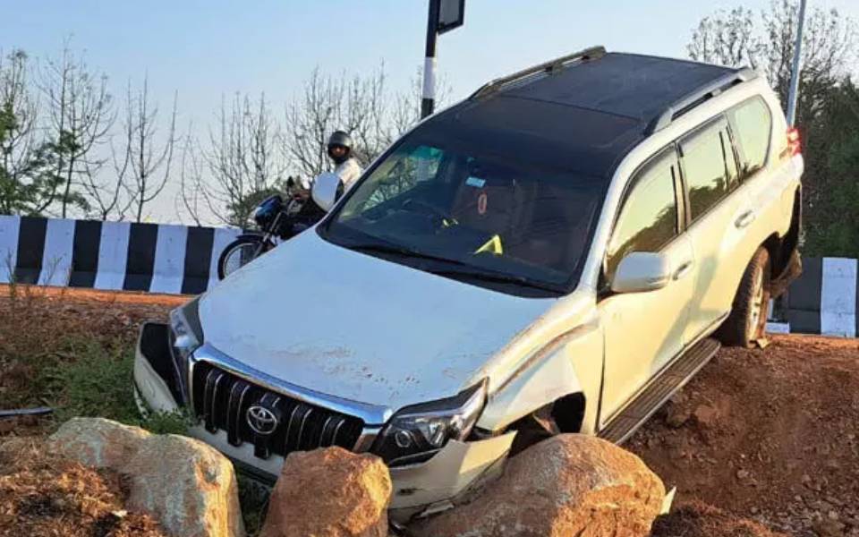 Mysuru: Kollegal MLA Krishnamurthy, 2 others escape unhurt in road accident after car tyre bursts