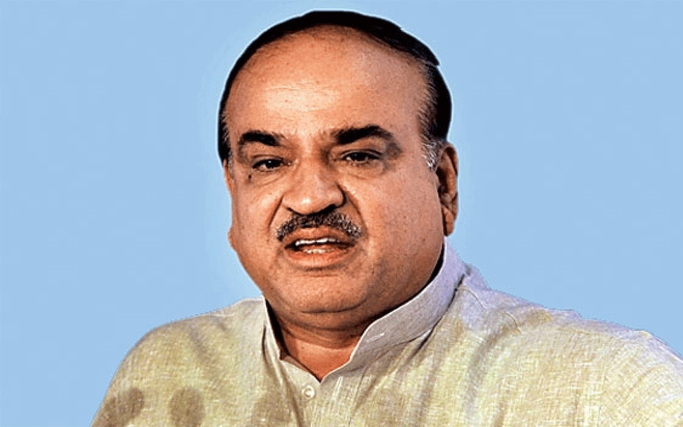 Vice President Venkaiah Naidu pays last respects to Ananth Kumar