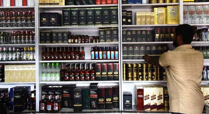 Karnataka Govt. permits liquor sale in lodges, bars, clubs from Saturday