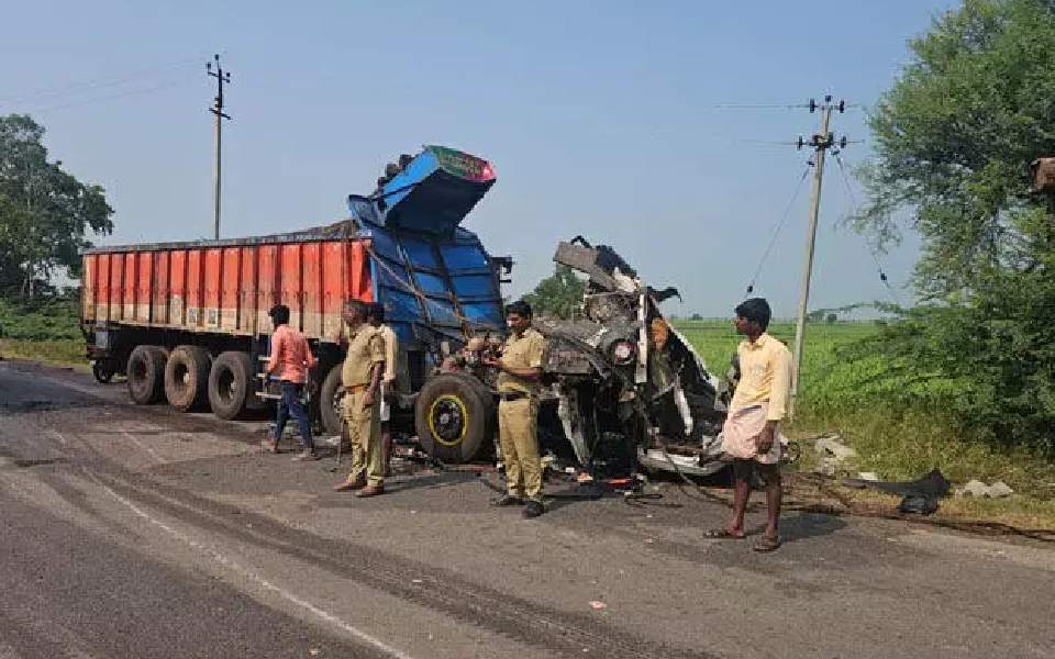 Speeding truck collides with parked lorry in Raichur, driver killed