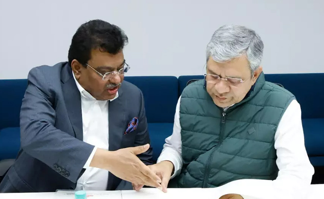 Minister Patil discusses railway projects for Karnataka with Ashwini Vaishnaw