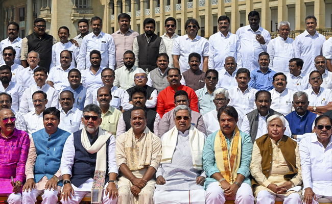 K'taka MLAs group photoshoot triggers speculation about leadership change, cabinet rejig
