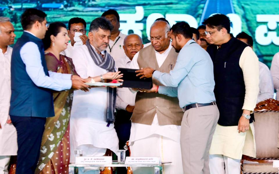 Kharge urges Siddaramaiah, DK Shivakumar to unite for Karnataka's development amid power struggle