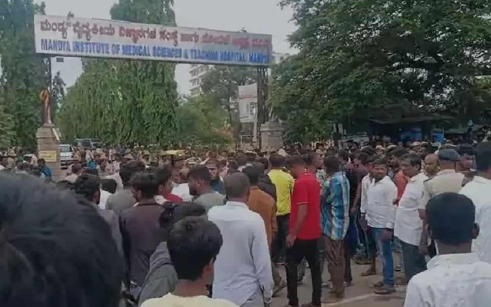 Four-year-old girl died in road mishap during traffic police checking in Mandya