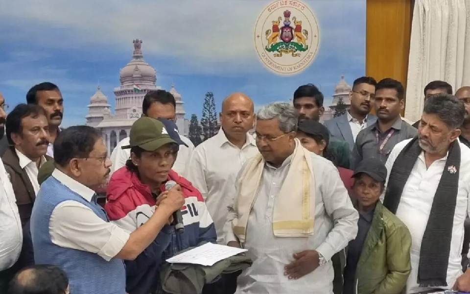 Six Naxalites surrender before CM Siddaramaiah, return to mainstream society