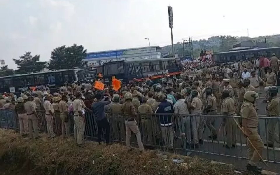 Police resort to lathi-charge in Belagavi as Panchamasali protest turns violent