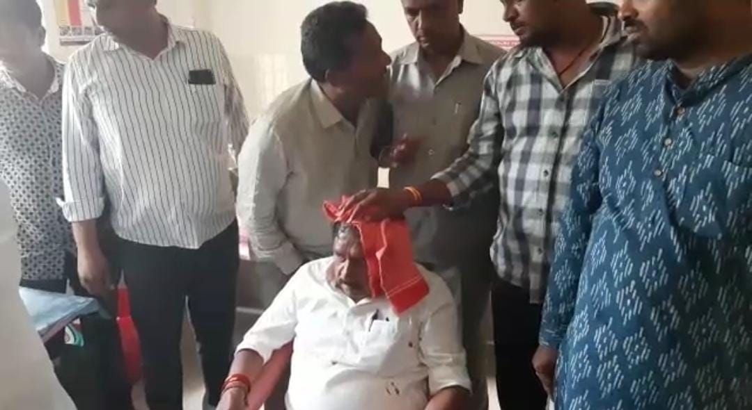 Former deputy CM Dr G Parameshwara injured in stone pelting during road show