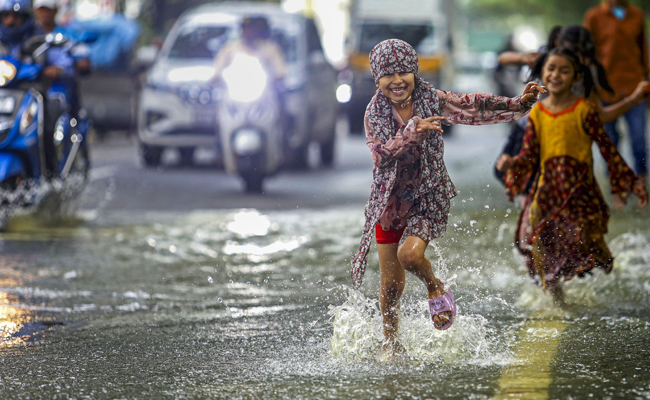 Heavy rains trigger flooding, disrupt daily life in Bengaluru