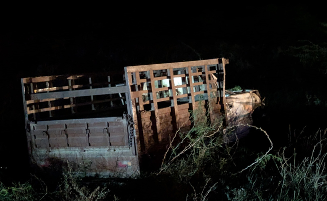 4 killed in head-on collision between lorry, pickup vehicles