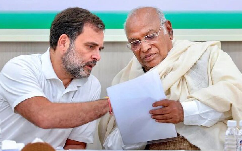 Cong leaders write to Rahul Gandhi asking him to warn those aspiring for K'taka CM post