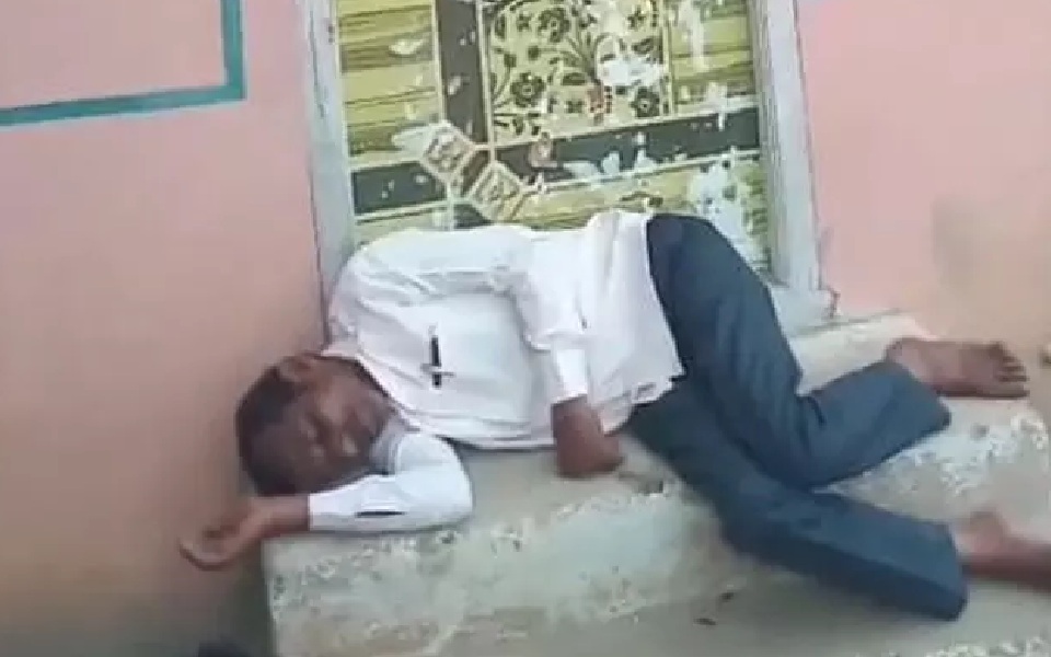 Raichur: Headmaster turns up drunk at school, parents demand action