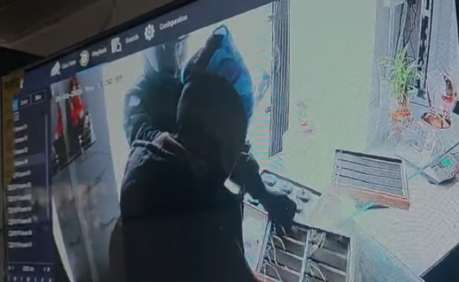 Masked men rob jewellery shop at gunpoint in Karnataka