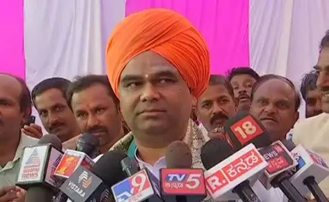 Prominent Lingayat seer announces decision to contest against Union Minister Pralhad Joshi