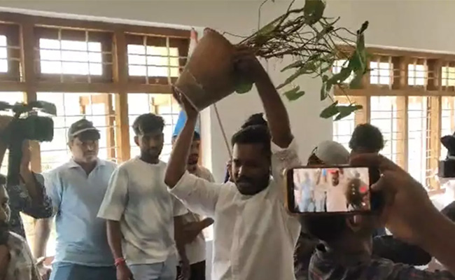 Shivamogga: Students protest at Kuvempu University; VC office board smeared with ink