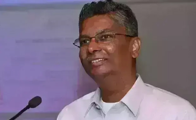 'Like-minded' Cong MLAs attend dinner hosted by Jarkiholi amid power tussle for CM post