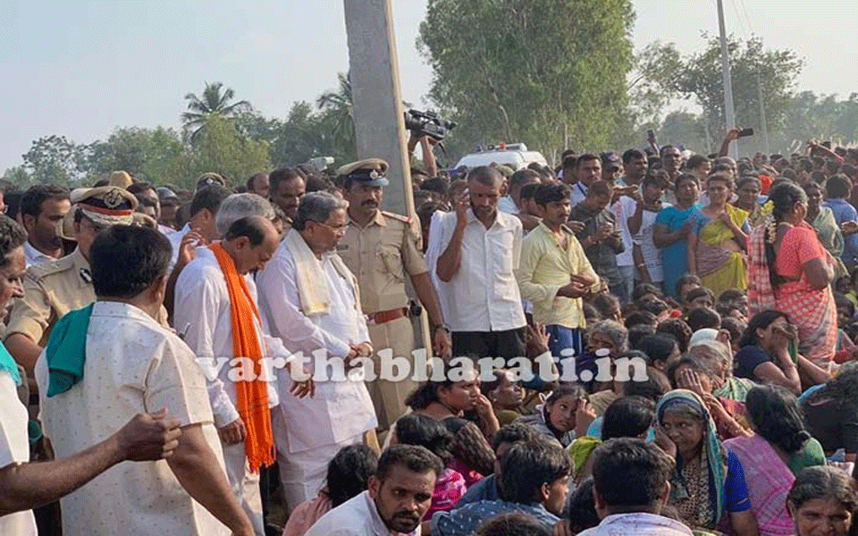 Pandavapura bus tragedy: Siddaramaiah consoles bereaved family members