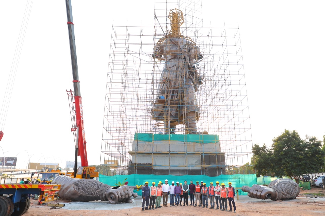 Sword weighing 4,000 kg for Kempegowda statue arrives
