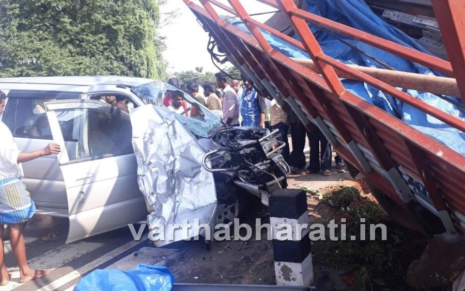 Kunigal: Canter-car collides; 1 killed, 3 injured