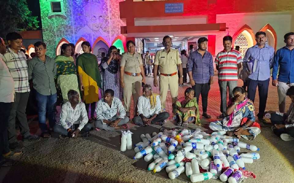 Excise poice seize 150 liters of adulterated toddy at Raichur railway station, six arrested