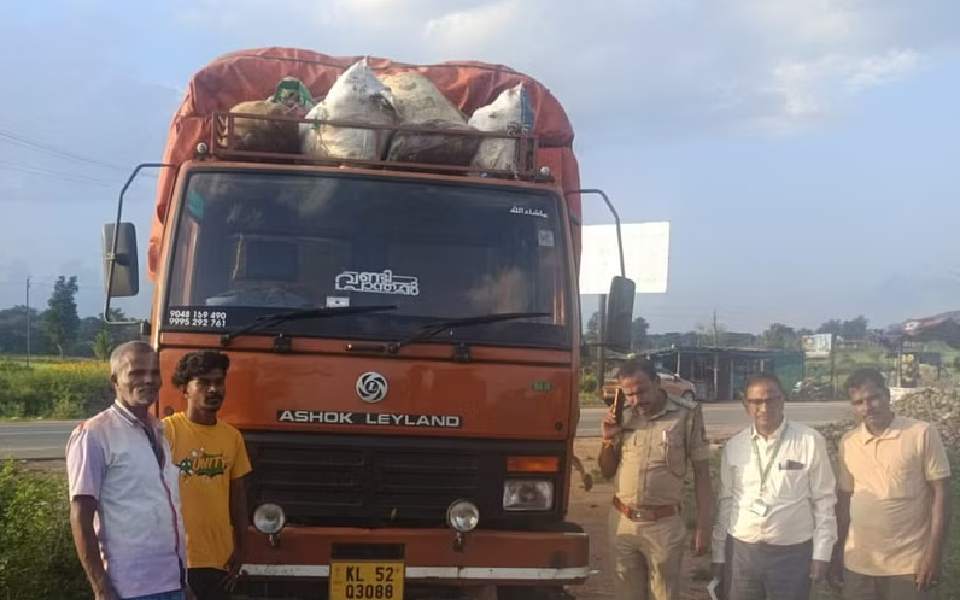 Kerala's waste continues to threaten Karnataka environment, six trucks carrying waste seized