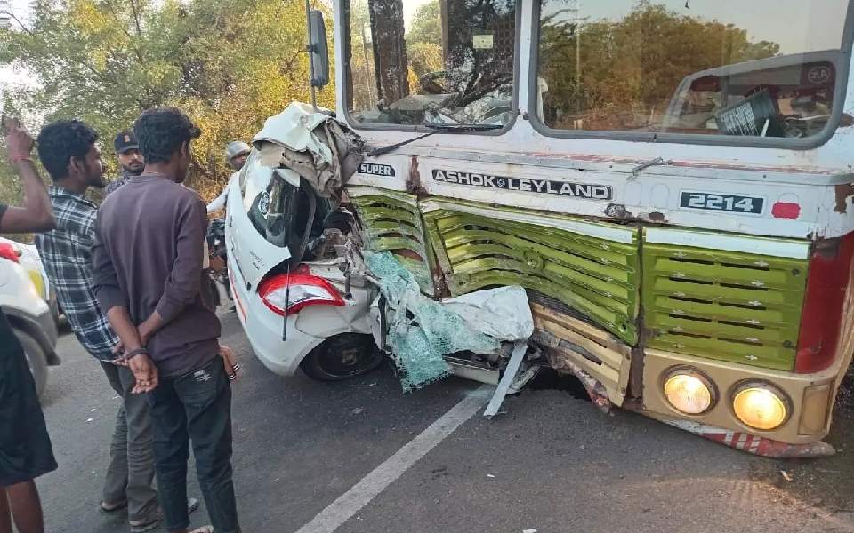 Couple killed in car- truck collision in Kalaburagi