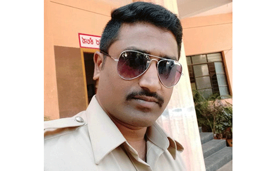 Karnataka: 28-year-old policeman dies after accidentally firing his own gun in Davangere