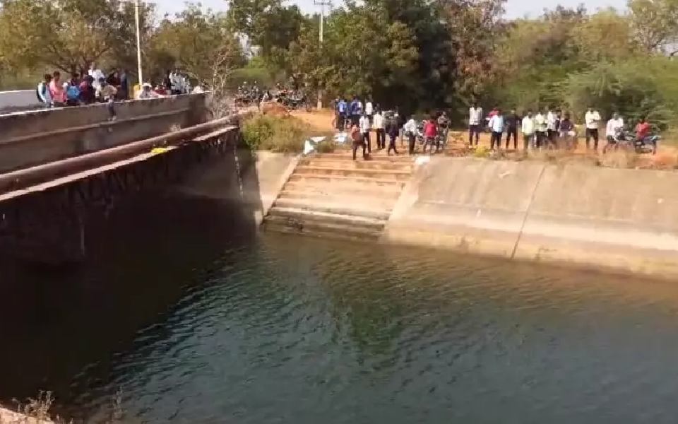 Vijayapura: Four children drown, mother who jumped in canal with them rescued