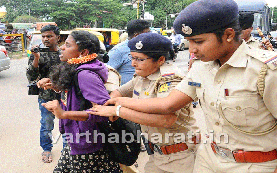 Police lathi-charge ABVP activists who attempt to block road