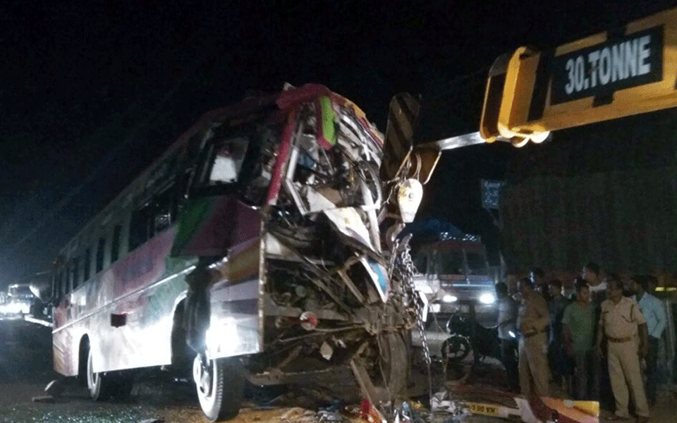 Shira: Terrible road accident; 8 killed, 16 injured