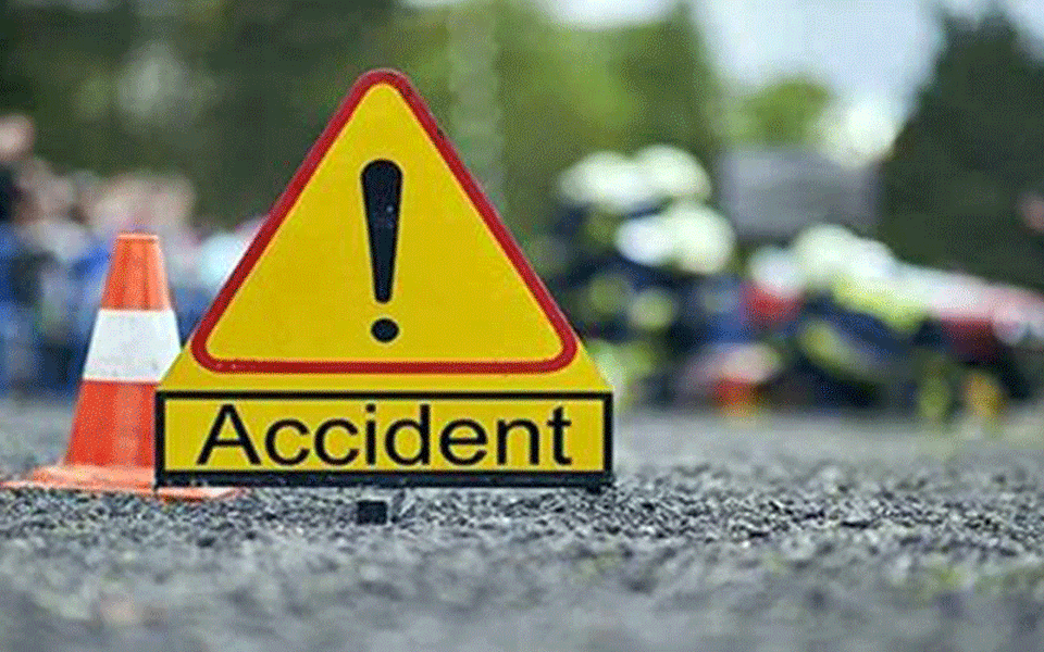 Mini lorry hits jeep after tyre burst; 4 died