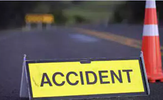 Three injured in accident after private bus hits car in Karnataka's Mandya district