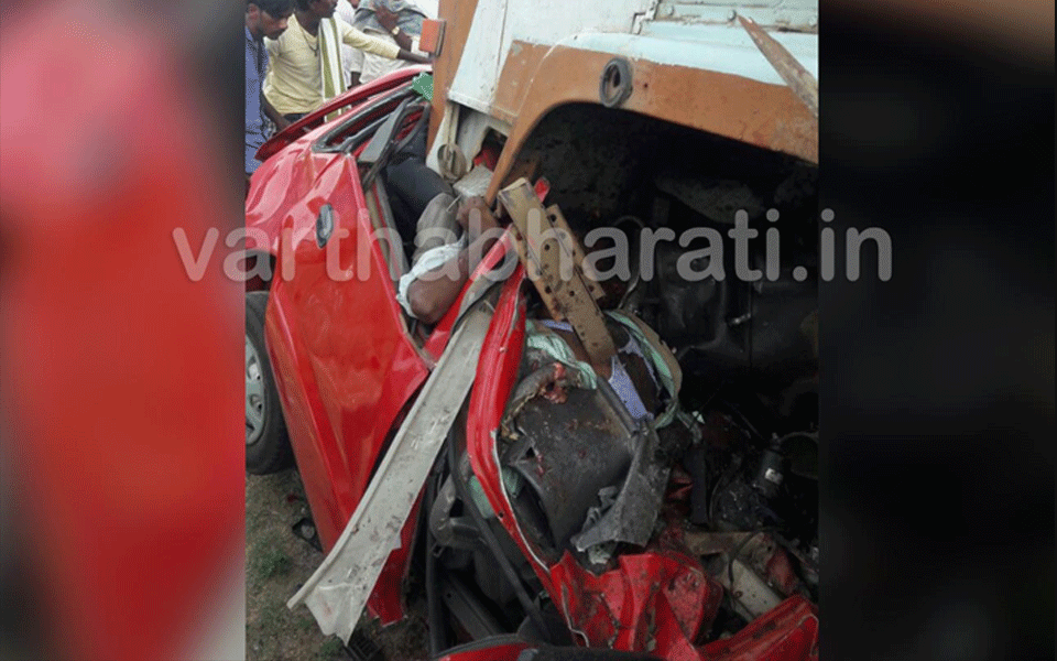 Five dead as Lorry collides with car