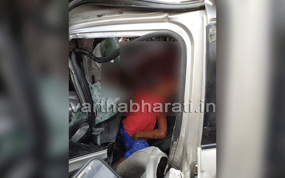 4 of  family killed in terrible road accident in Mandya