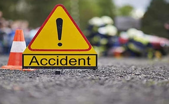 Vijayanagar: Bus rams divider; Two dead, eight injured