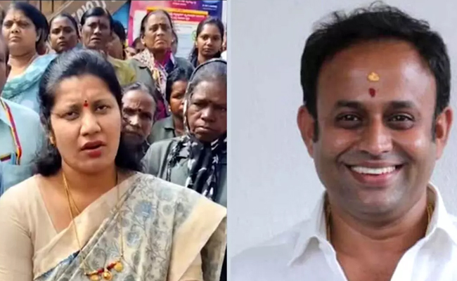 Shidlaghatta municipal employees stage protest accusing Cong leader of threatening commissioner