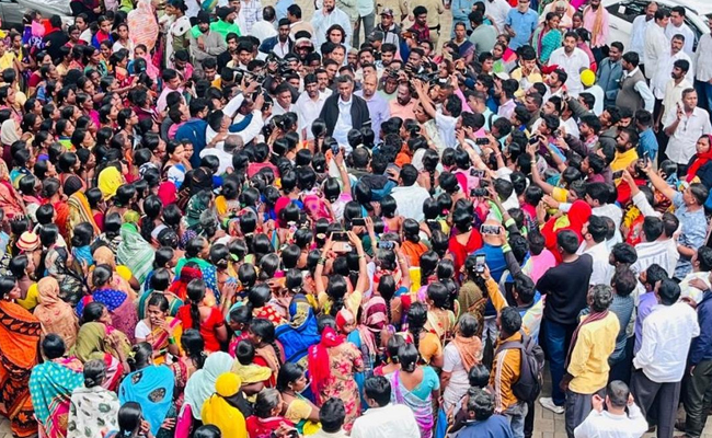 Women in Belagavi village throng Minister Jarkiholi with complaint of fraud by micro finance company