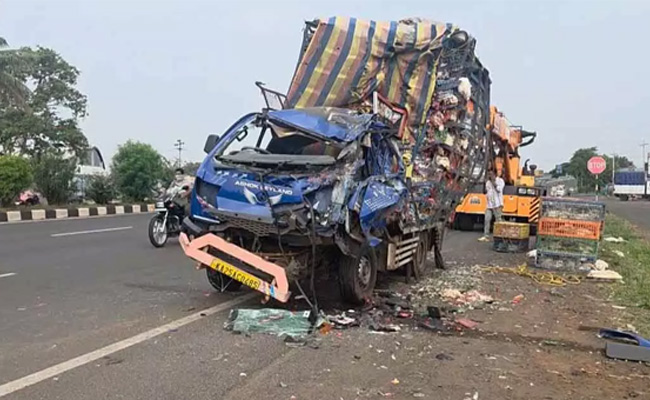 Two people killed as poultry vehicle rams into parked truck in Belagavi