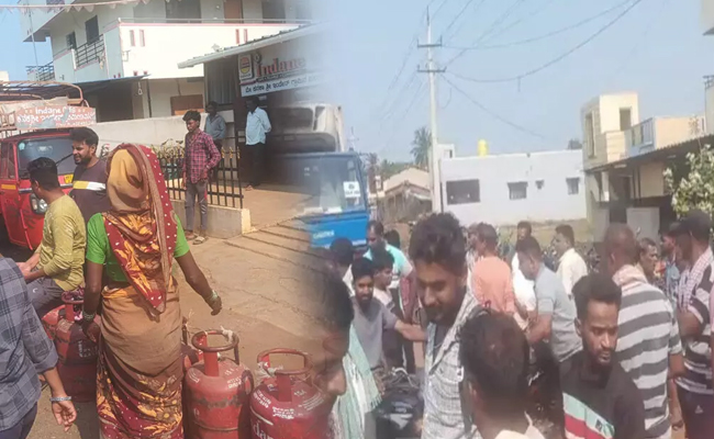 People in Kittur taluk stage road block outside agency office demanding gas cylinder supply