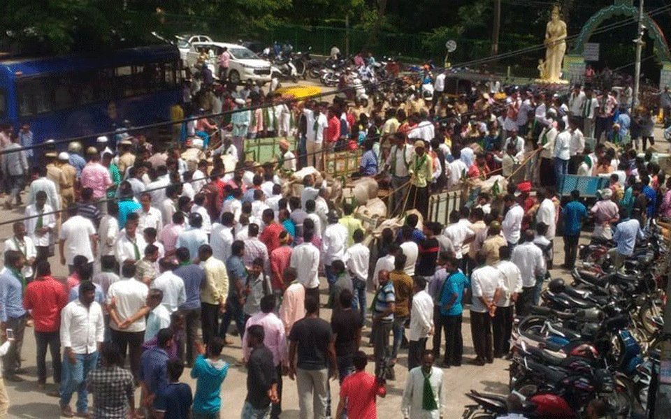 MLA attempts forcible enforcement of bandh in Yadgir