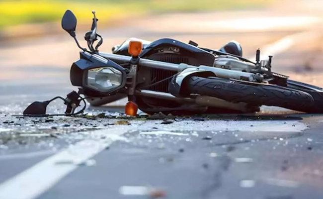 Two 22-year-old riders killed on spot as motorbike collides with tree in Raichur