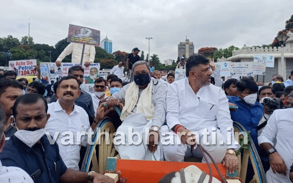Bengaluru: Congress stages 'Tanga' protest against price rise