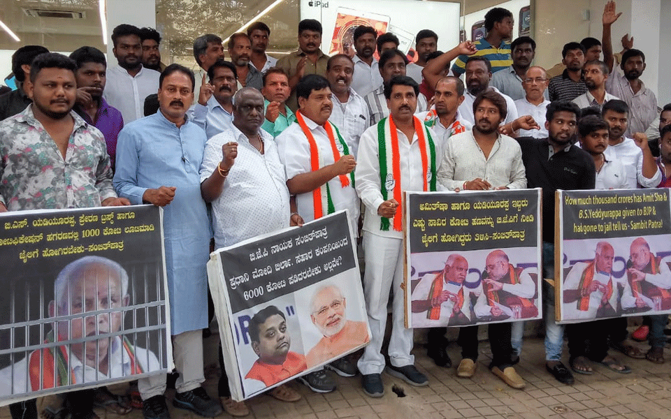 Cong workers lay siege BSY’s house