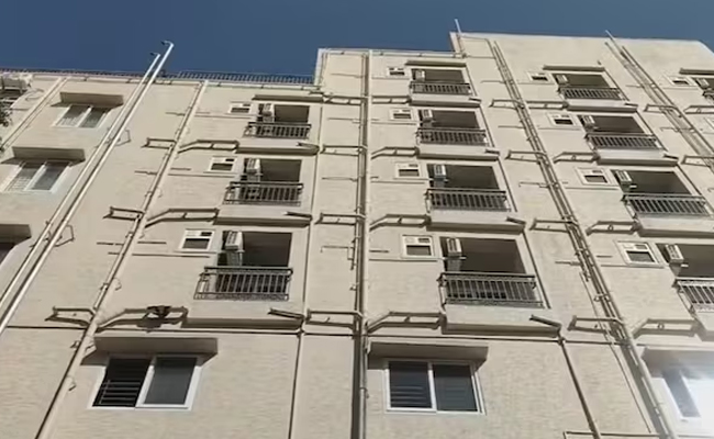 Bengaluru woman critically injured after fall from hotel balcony during police visit