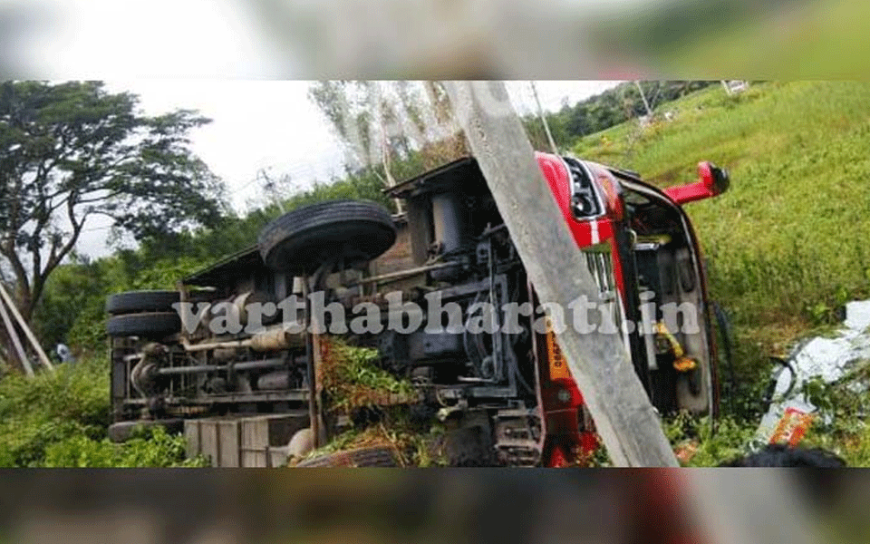 One died, 12 injured as bus turned turtle