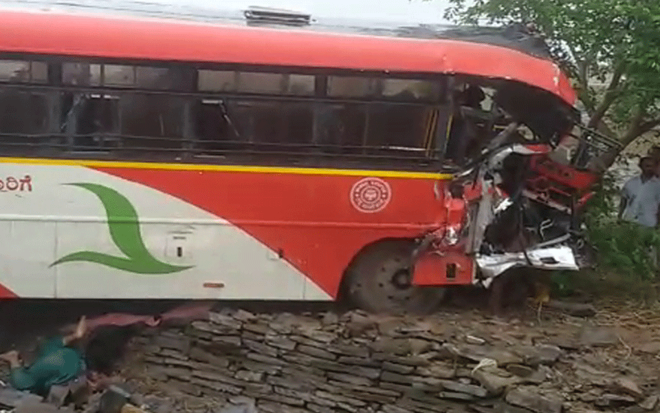 Kalaburagi;  Government bus collides with tree: Teachers, driver killed