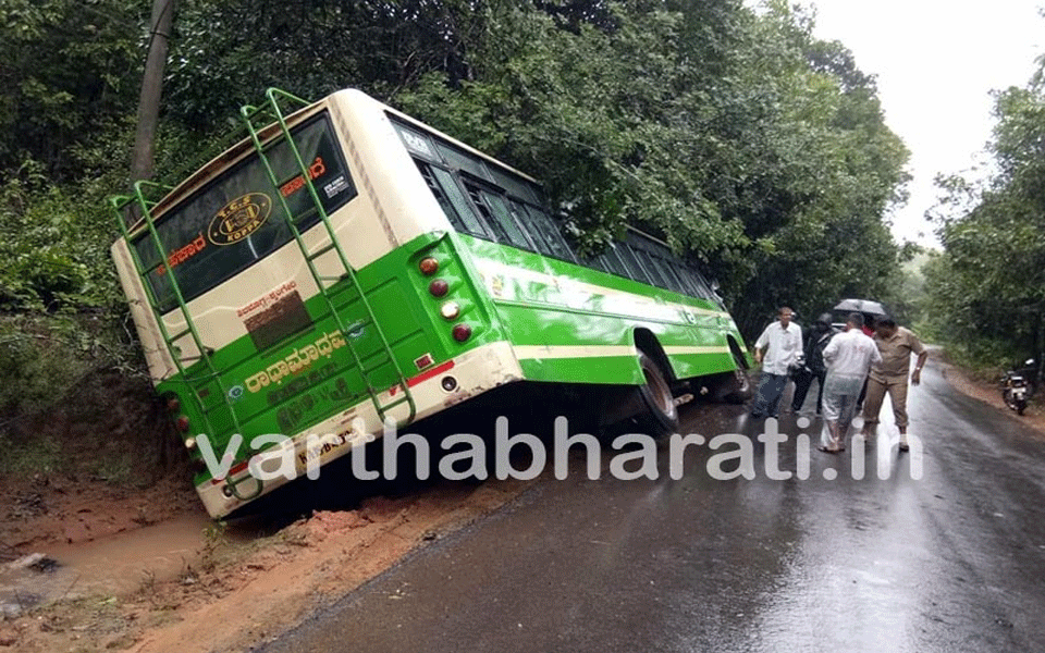 Bus topples near Chikkamagaluru, 22 injured