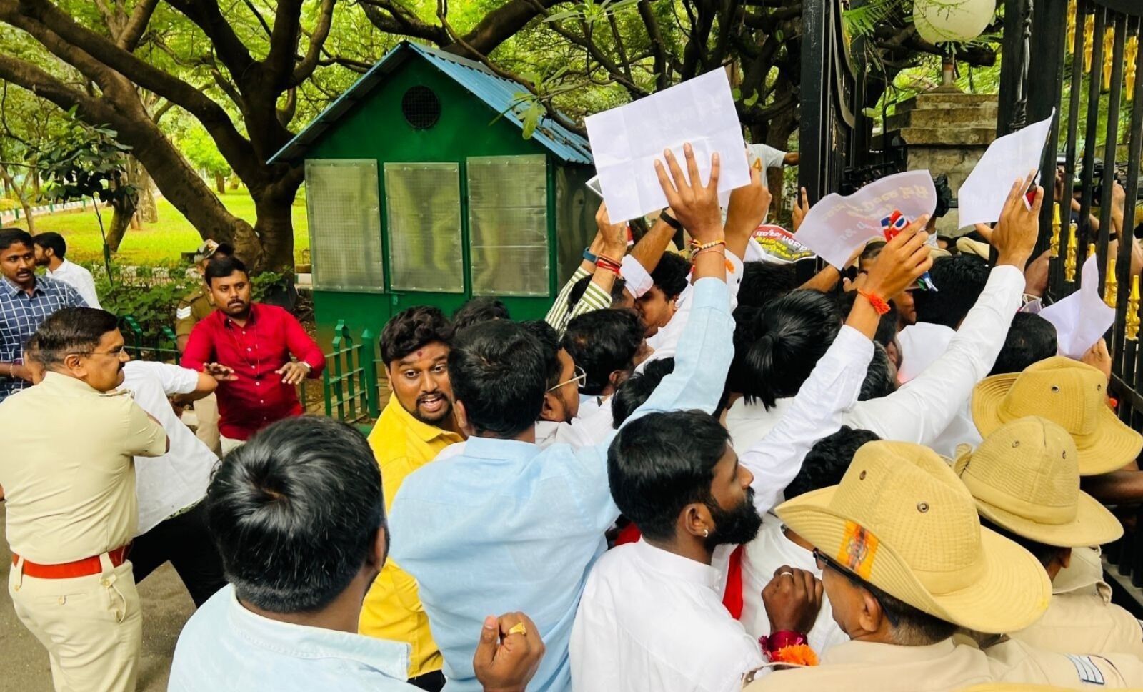 BJP, JD(S) members try to lay siege to CM's residence demanding his resignation